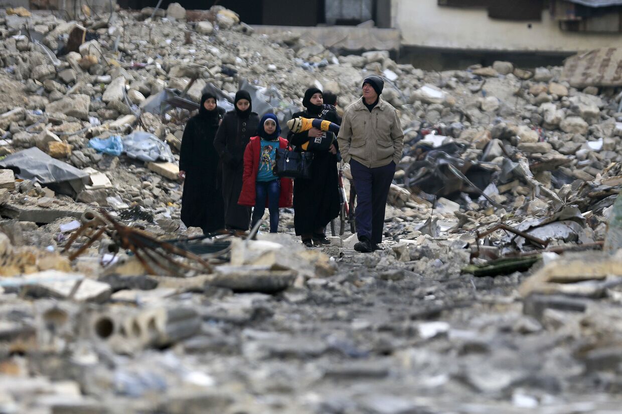Жители восточного Алеппо в Сирии
