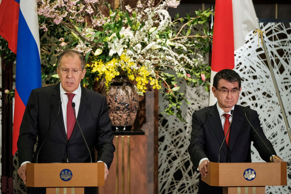 Министр иностранных дел России Сергей Лавров и министр иностранных дел Японии Таро Коно во время пресс-конференции в Токио. 21 марта 2018