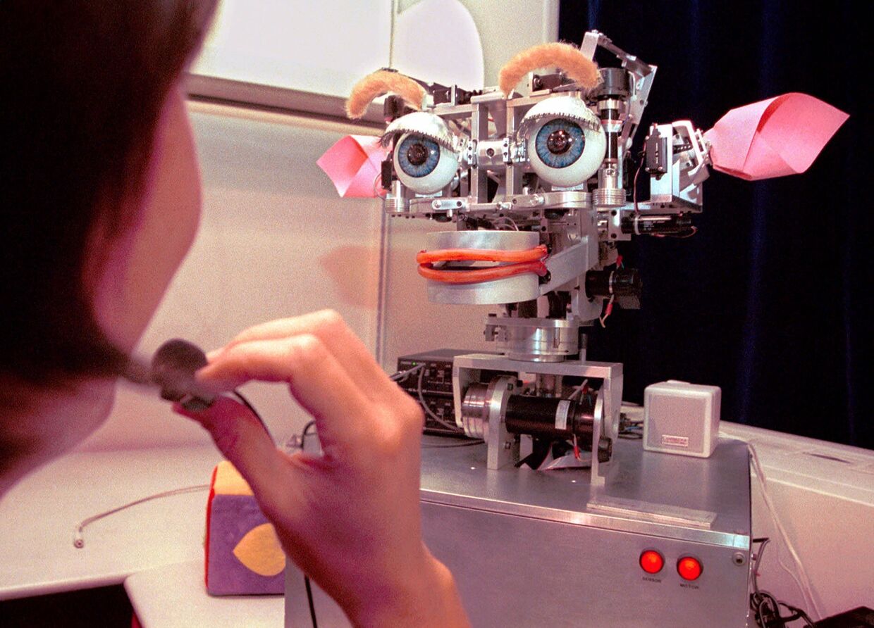 Робот Kismet в лаборатории искусственного интеллекта Массачусетского технологического института в Кембридже