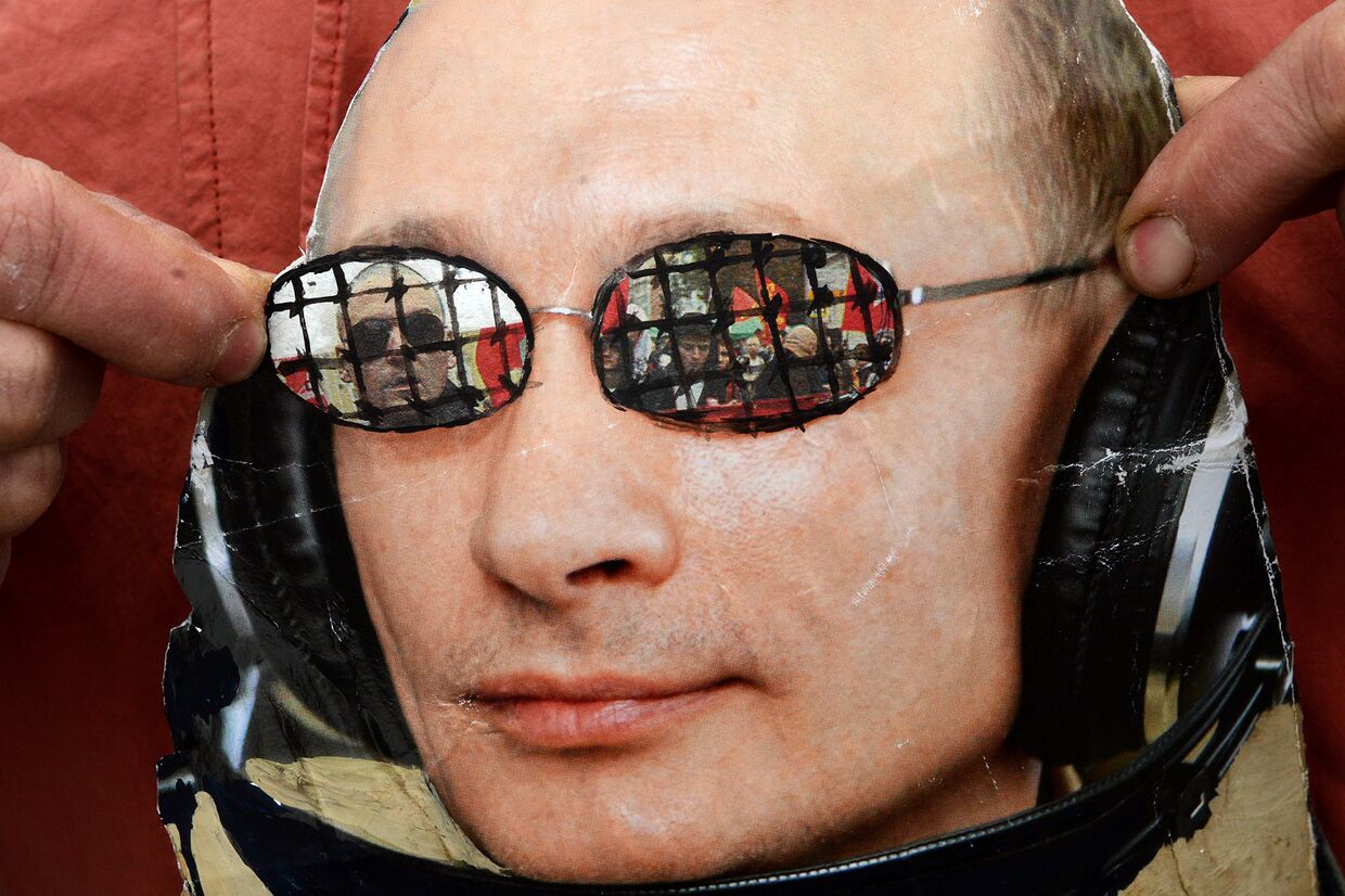 Портрет Владимира Путина во время акции протеста оппозиции в Москве