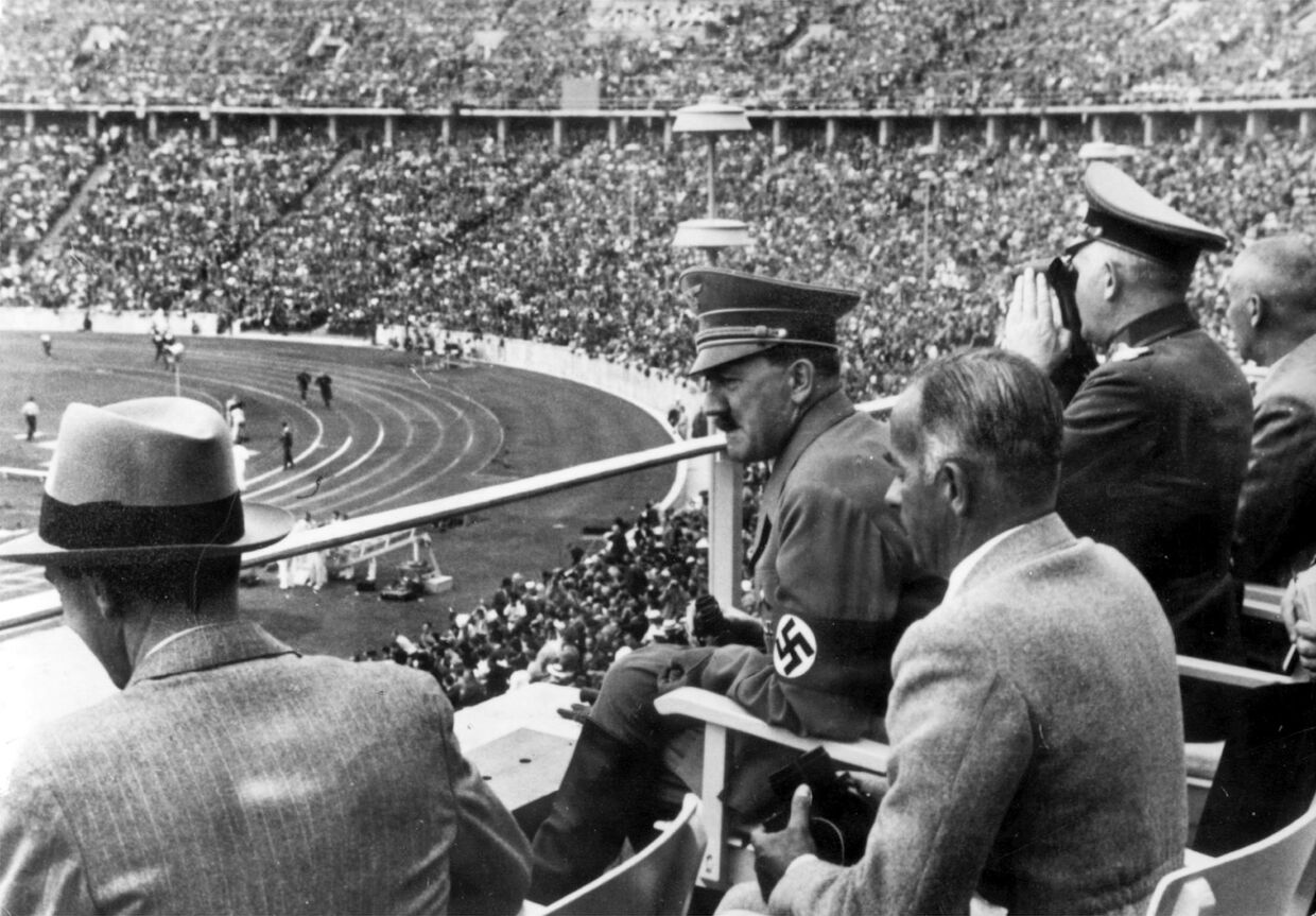 Джозеф Геббельс и Адольф Гитлер во время Олимпийских игр в Берлине
