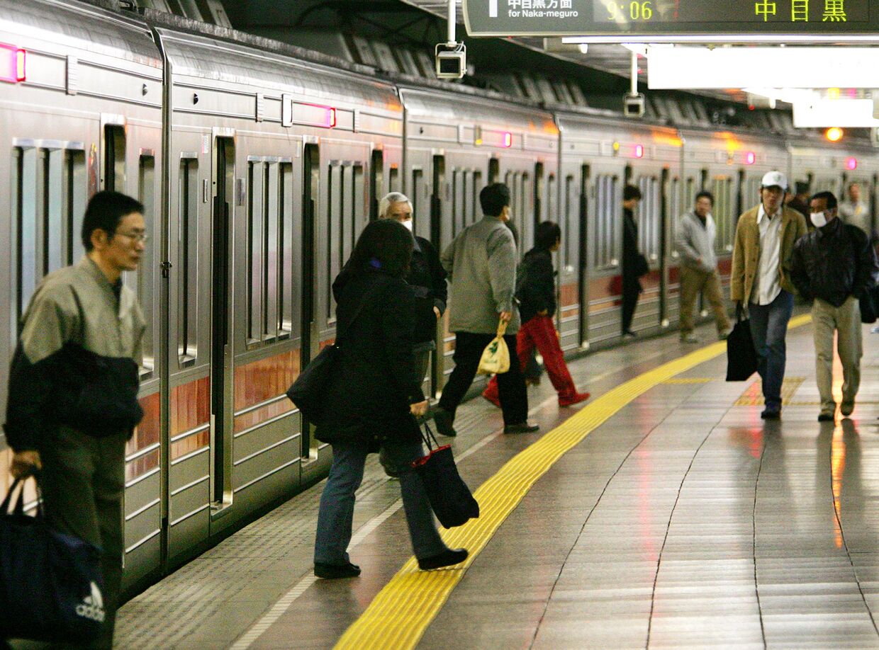 Пассажиры токийского метро на станции Цукидзи