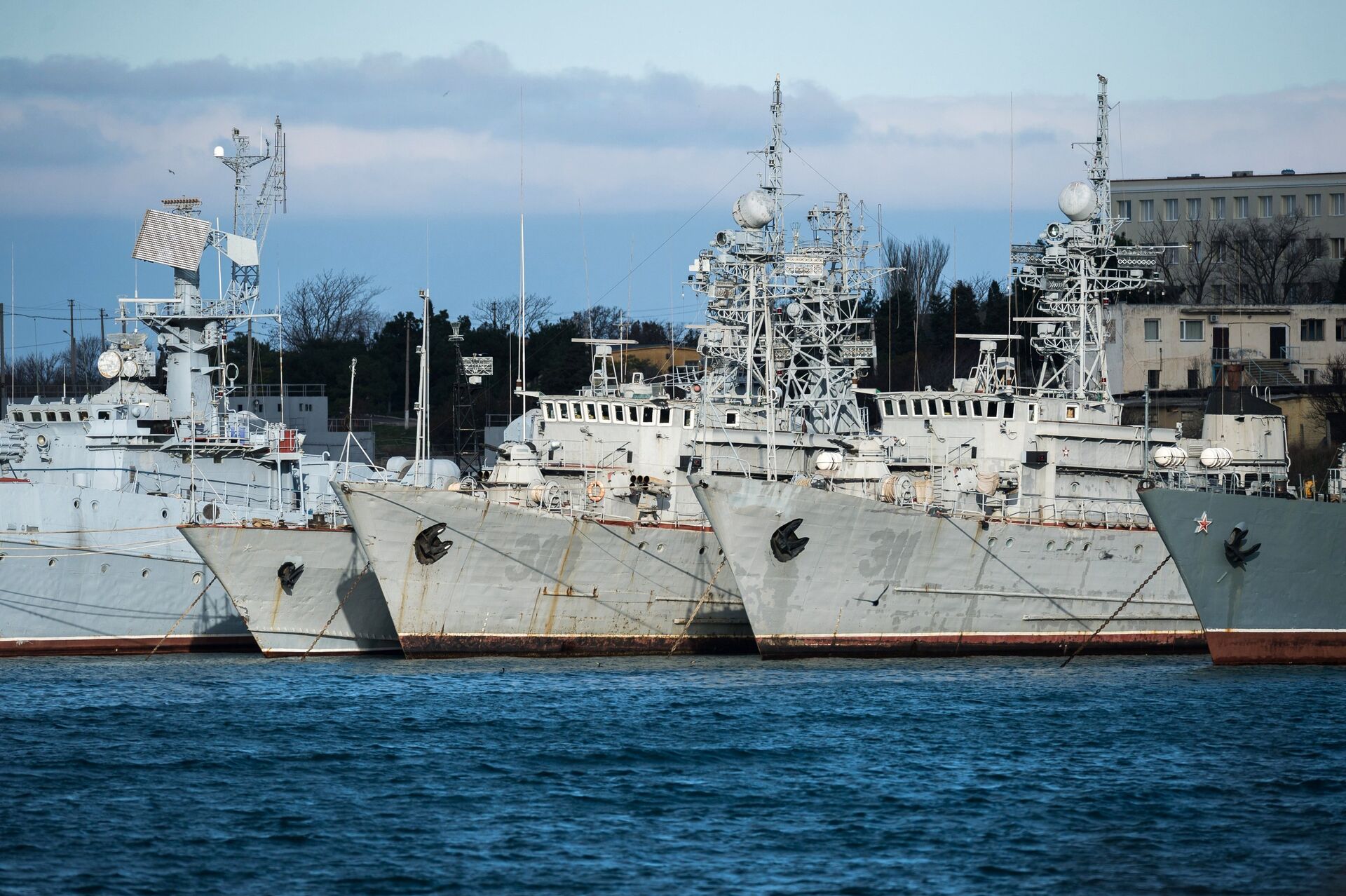 Корабли, которые ранее входили в состав военно-морских сил Украины, в бухте Севастополя. 13 января 2017 - ИноСМИ, 1920, 16.08.2021