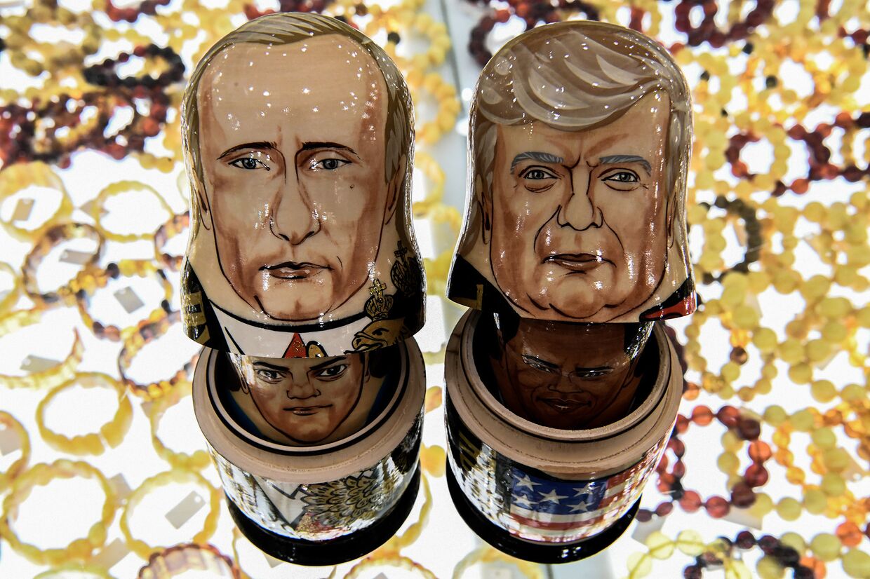 Матрешки с изображениями Владимира Путина и Дональда Трампа