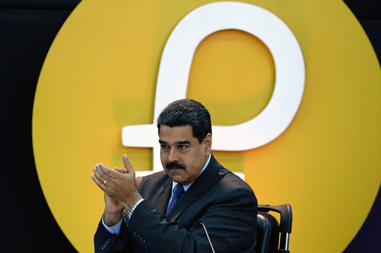 Президент Венесуэлы Николас Мадуро во вермя церемонии запуска продаж криптовалюты Петро