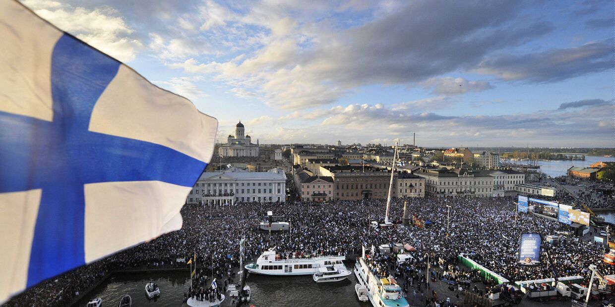 Более 90 000 тысяч человек отмечают победу сборной Финляндии по хоккею на рыночной площади в Хельсинки