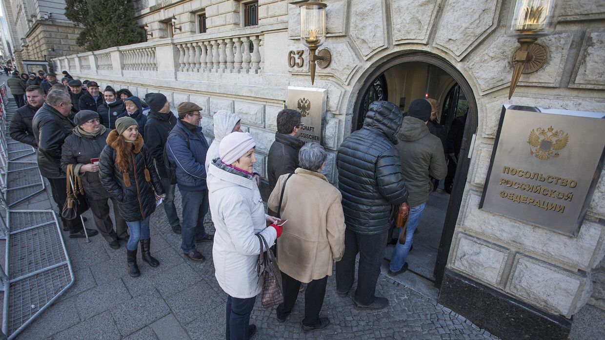 Российские граждане стоят в очереди перед посольством России в Берлине
