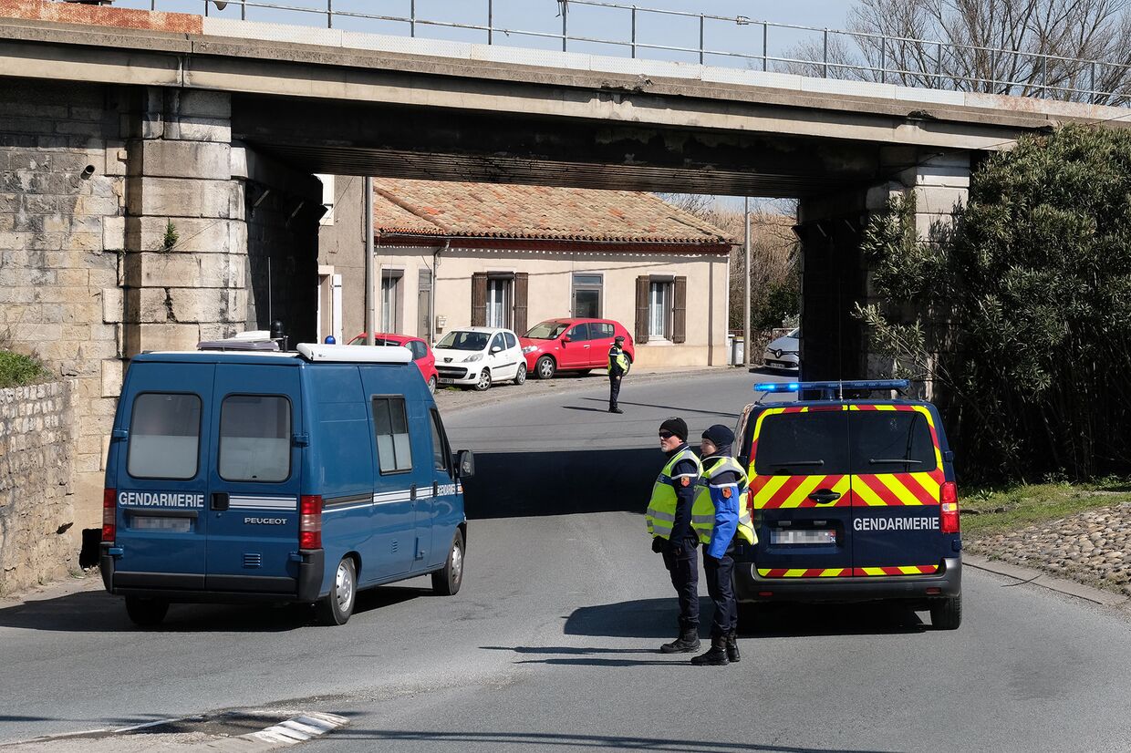 Сотрудники французской полиции блокируют дорогу в Требу