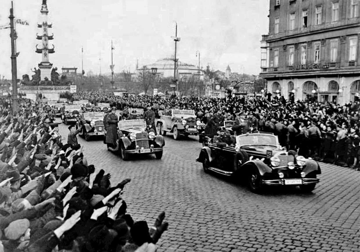 Жители Вены приветствуют Адольфа Гитлера, 1938 год