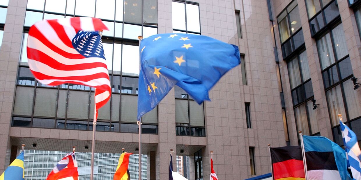 Флаги ЕС и США на здании Европейского парламента в Брюсселе