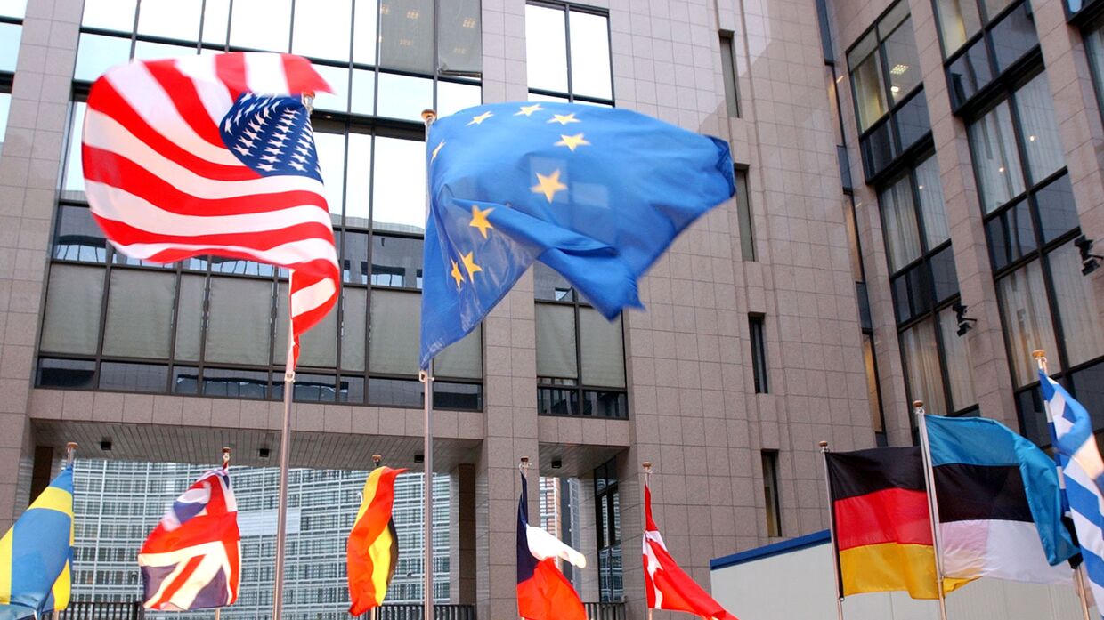 Флаги ЕС и США на здании Европейского парламента в Брюсселе 