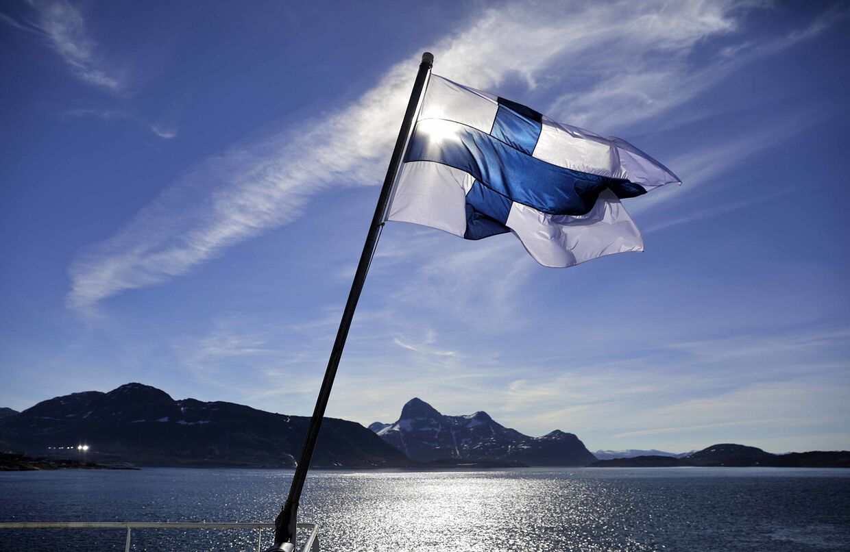 Флаг Финляндии на борту финского ледокола MSV Nordica, Гренландия