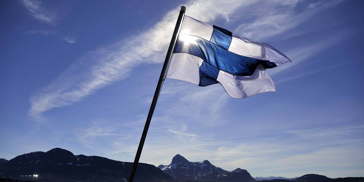Флаг Финляндии на борту финского ледокола MSV Nordica, Гренландия