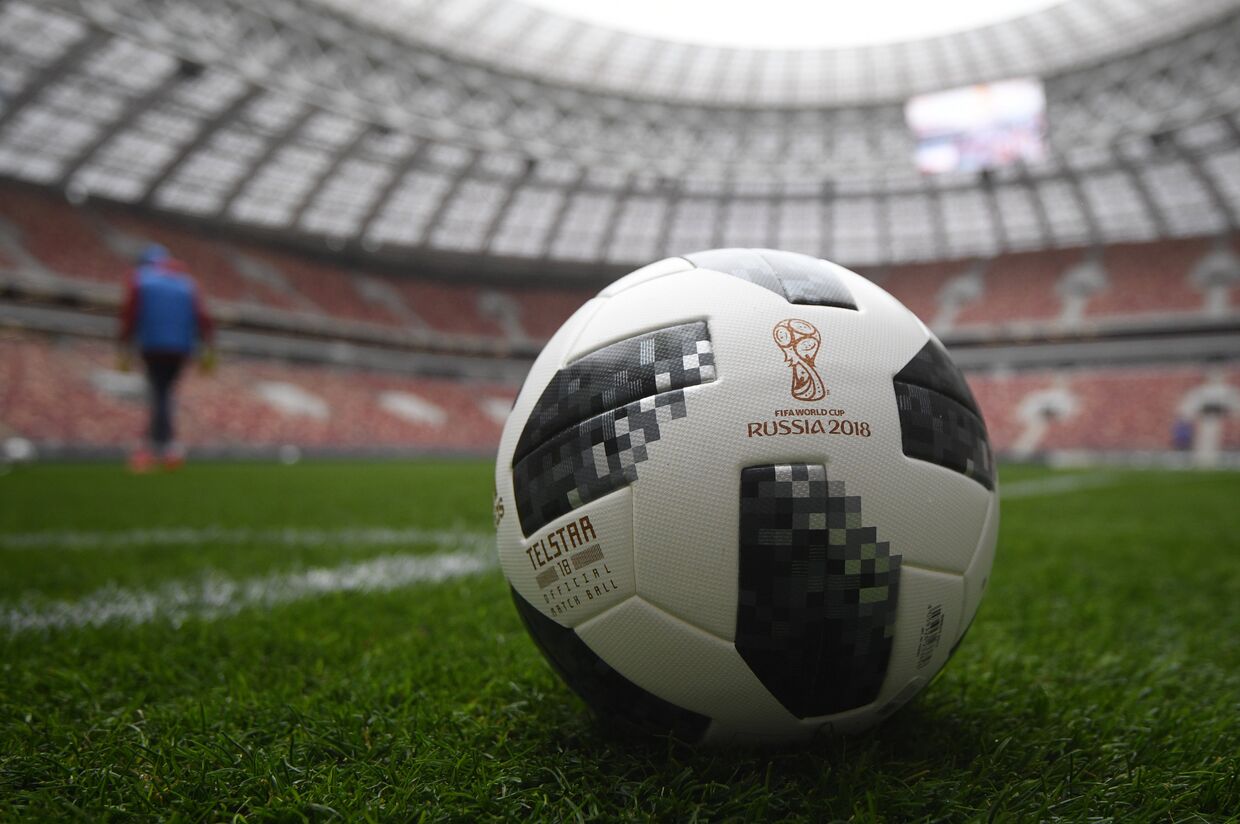 Официальный мяч чемпионата мира 2018 по футболу на поле большой спортивной арены Лужники в Москве