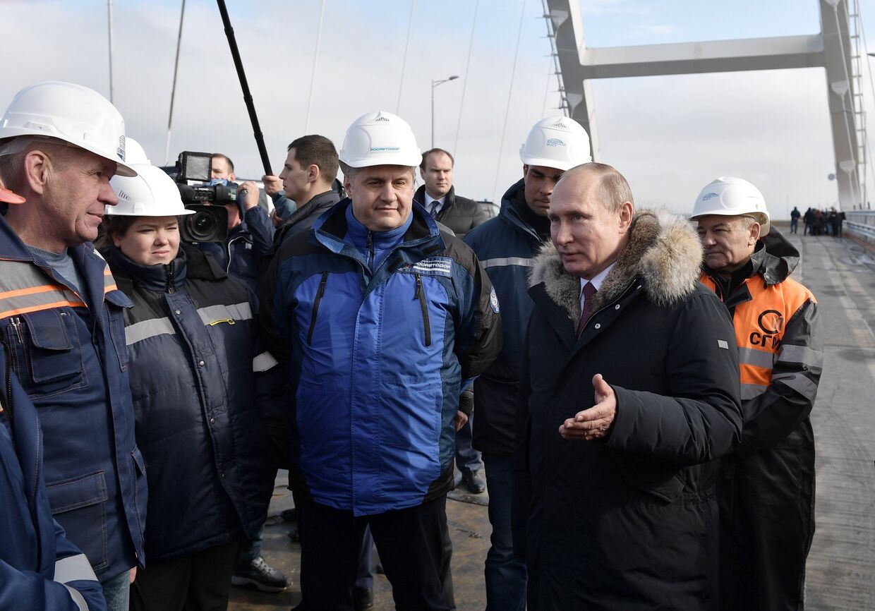Владимир Путин во время беседы со строителями участка автодорожной части Крымского моста. 14 марта 2018