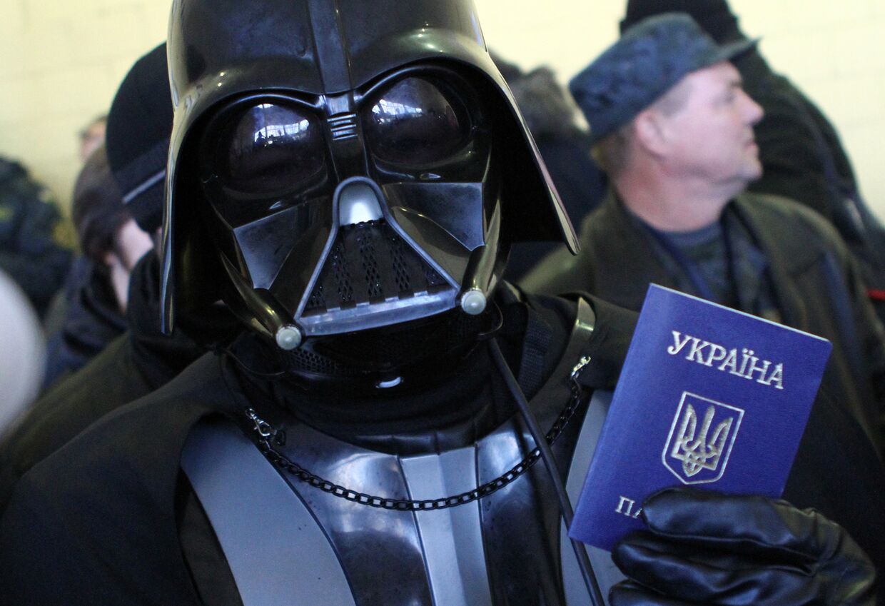 Активист украинской интернет-партии на избирательном участке в Киеве