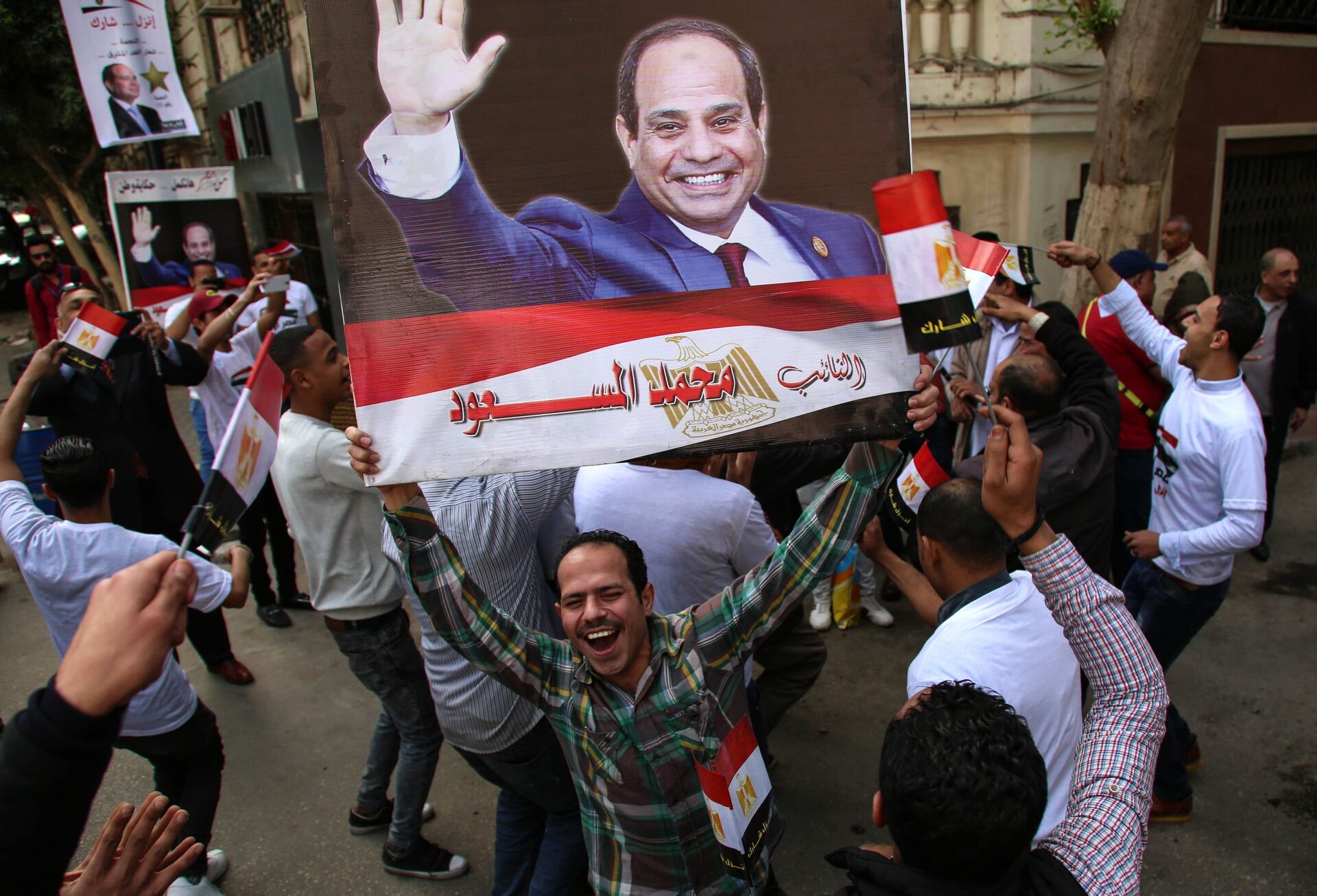 Жители на одной из улиц в Каире во время выборов президента Египта - ИноСМИ, 1920, 03.09.2020