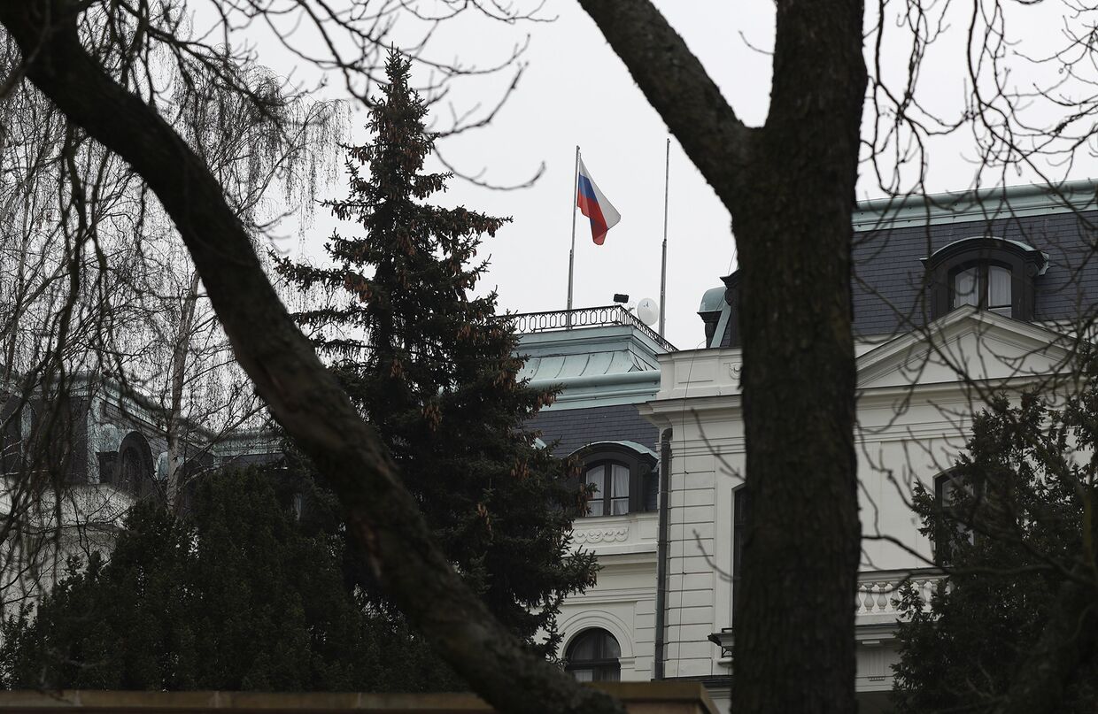 Российский флаг в посольстве России в Праге