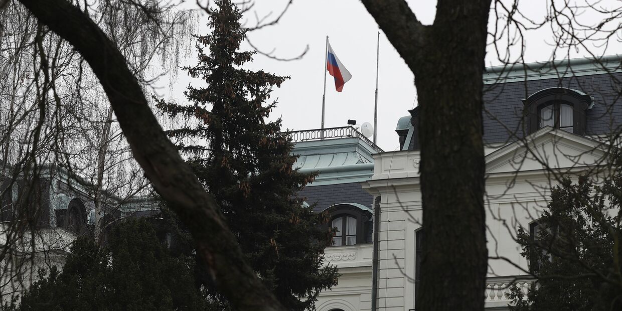 Российский флаг в посольстве России в Праге