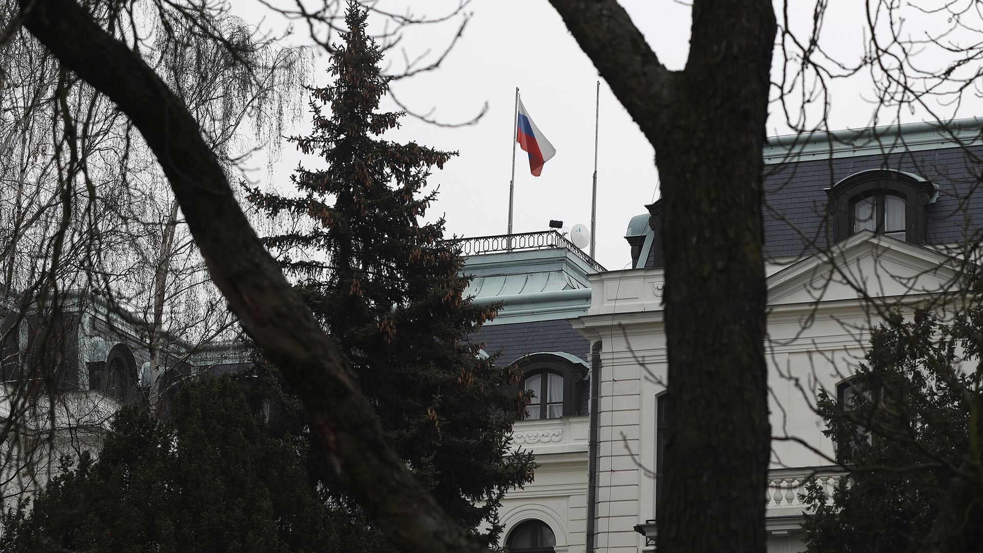 Российский флаг в посольстве России в Праге - ИноСМИ, 1920, 20.02.2023