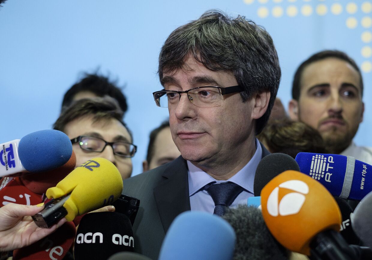 Экс-председатель каталонского правительства Карлес Пучдемон после встречи в Брюсселе со спикером парламента Каталонии Роже Торреном. 24 января 2018