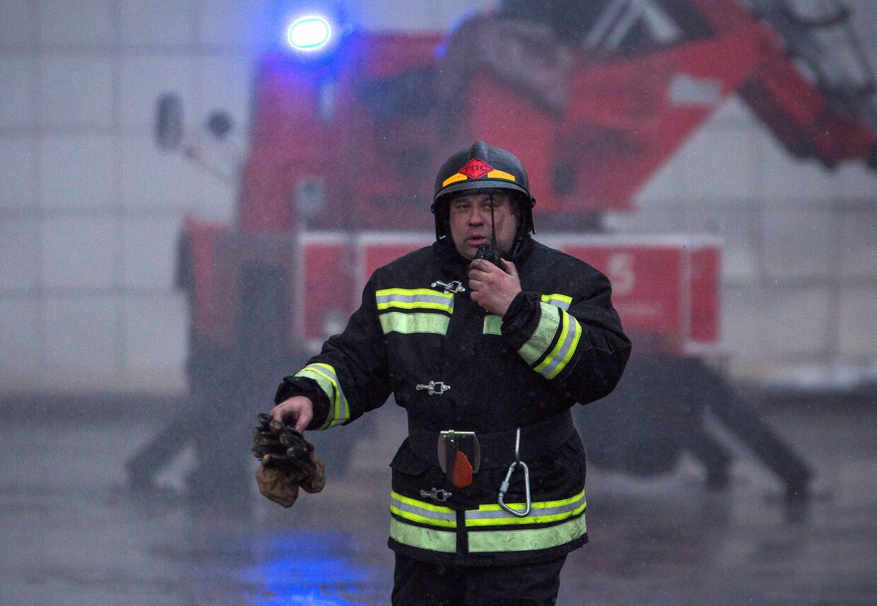 Сотрудник МЧС во время тушения пожара в торговом центре «Зимняя вишня» в Кемерово