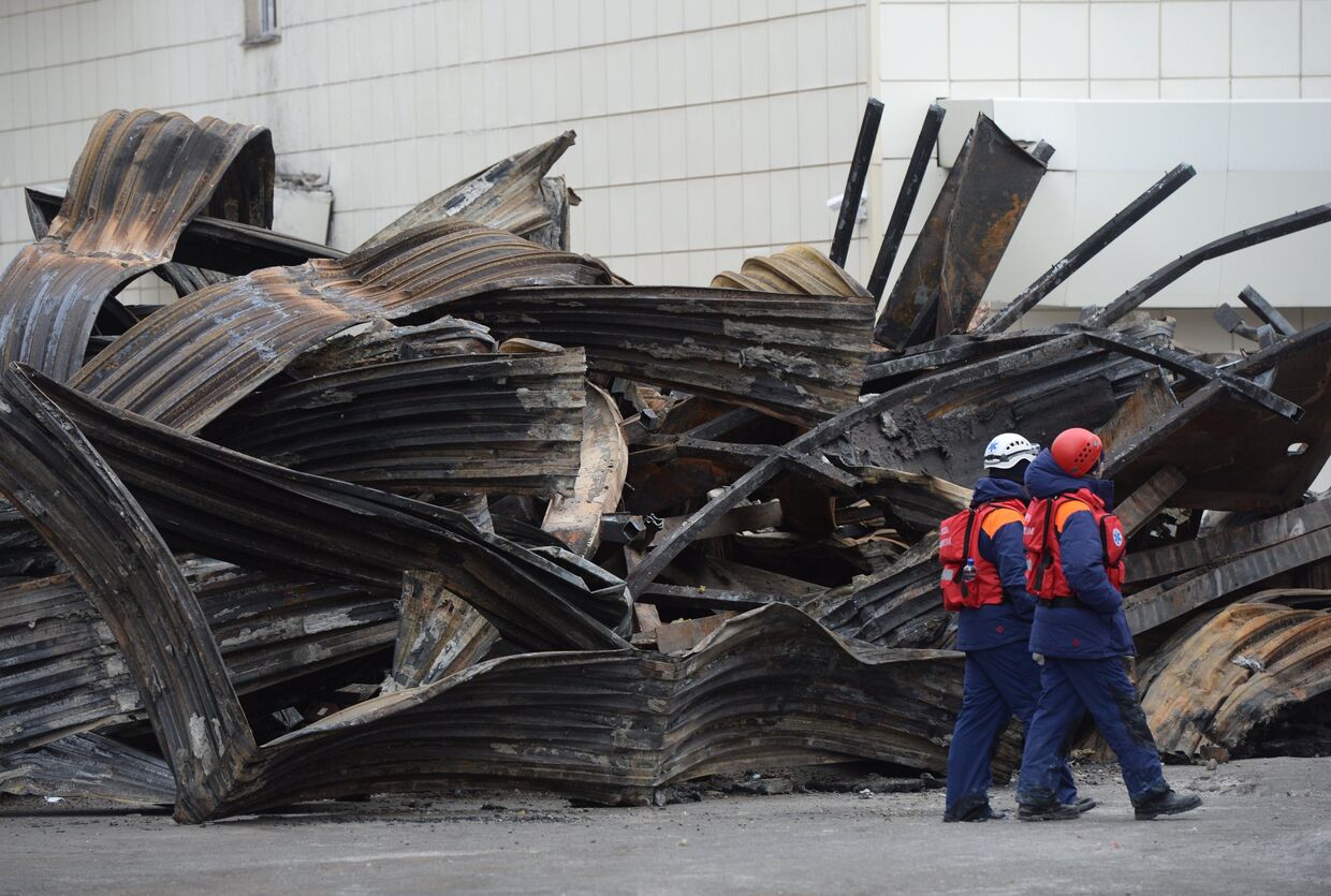 Сотрудники МЧС разбирают завалы после пожара в торговом центре Зимняя вишня в Кемерово. 27 марта 2018