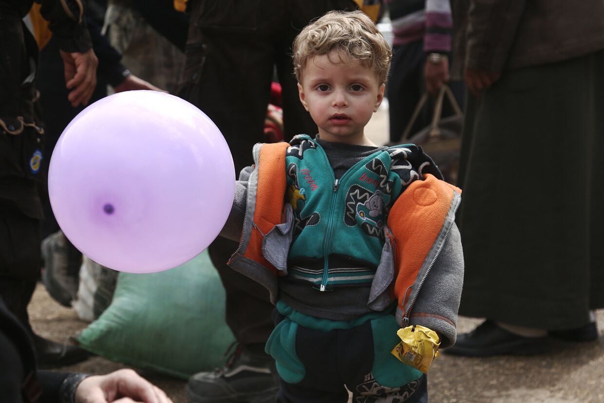 Сирийский маличик, эвакуированный из восточной Гуты
