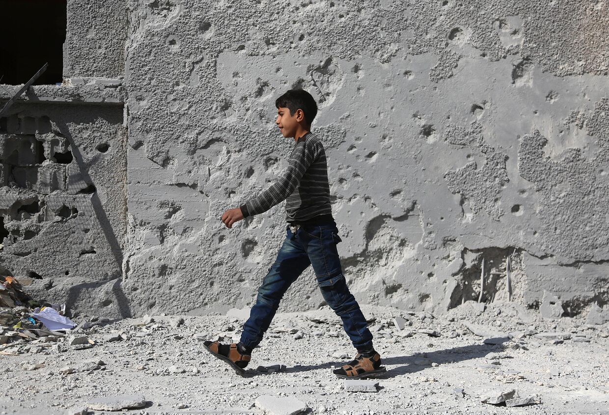 Сирийский школьник в восточной части Гуты, Сирия