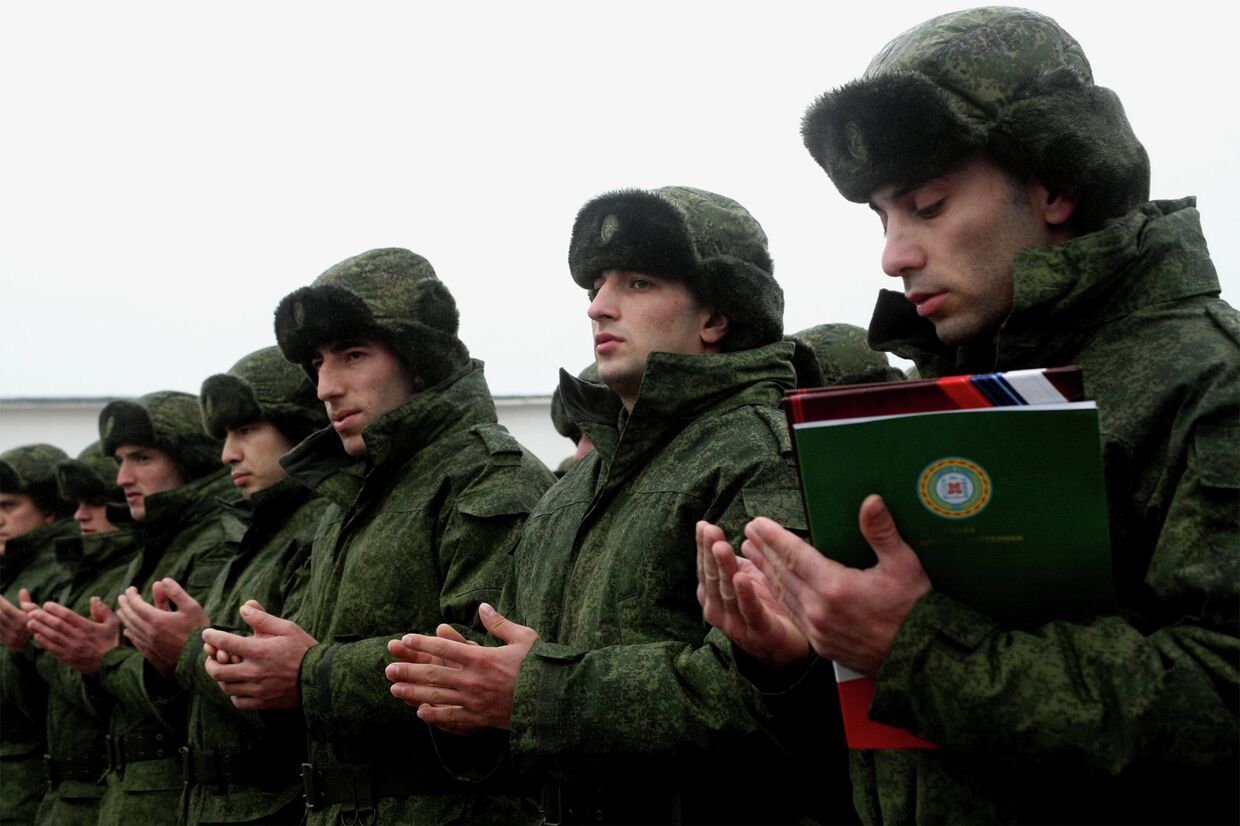 Новобранцы на плацу военного коммисариата Чеченской Республики