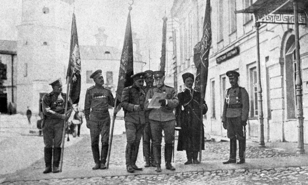 Солдаты держат знамена из крепости Эрзерум после ее взятия 3 (16) февраля 1916 года во время первой мировой войны