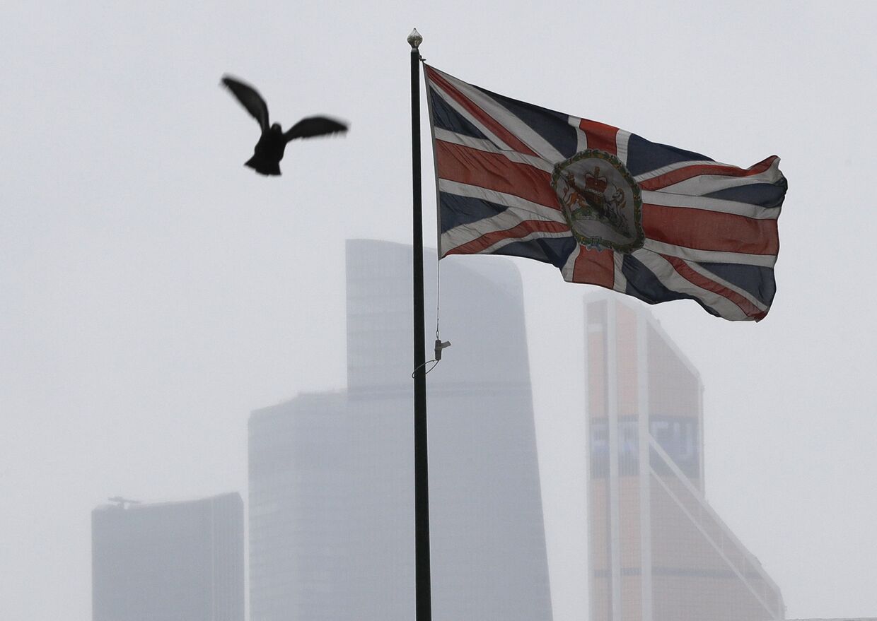Британский флаг на здании посольства Великобритании в Москве
