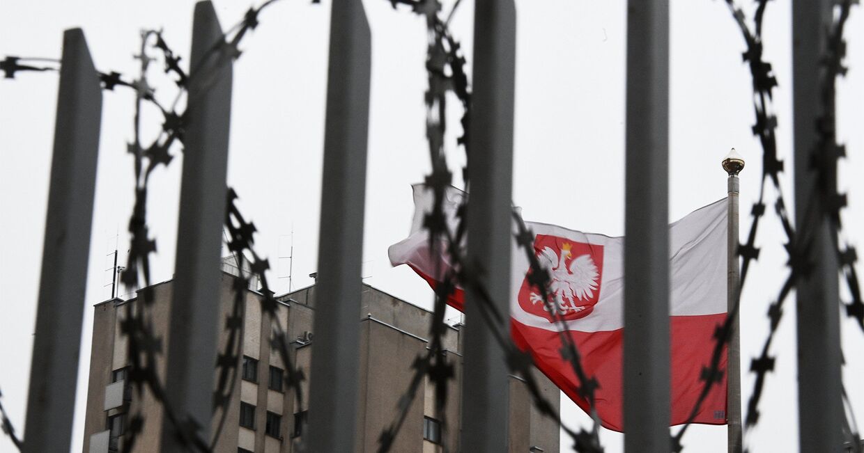 Флаг Польши на территории посольства Польши в Москве