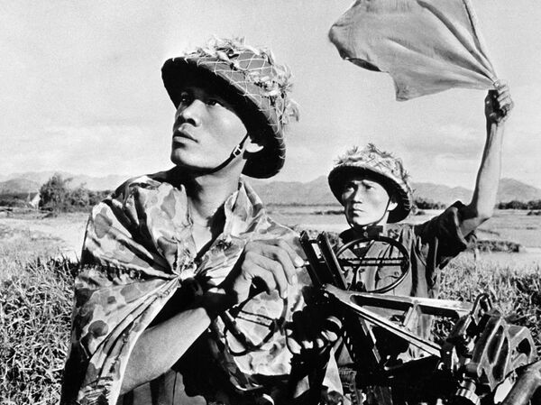 Вьетнамские солдаты возле зенитного орудия во время американской агрессии во Вьетнаме Вьетнамские солдаты возле зенитного орудия во время американской агрессии во Вьетнаме