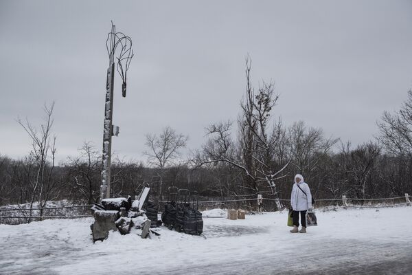 Женщина в районе временного пункта пропуска Станица Луганская между Украиной и Луганской народной республикой (ЛНР) в районе станицы Луганская. Женщина в районе временного пункта пропуска Станица Луганская между Украиной и Луганской народной республикой (ЛНР) в районе станицы Луганская.