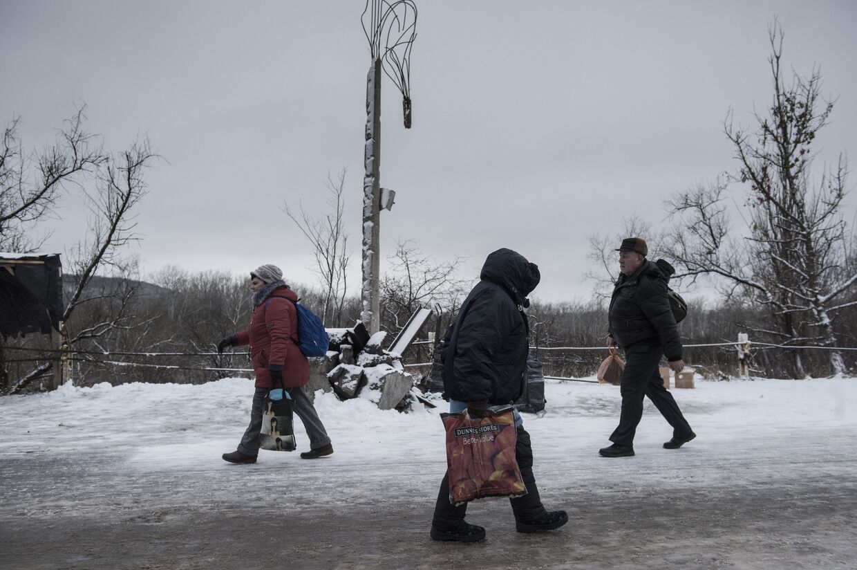 Люди в районе временного пункта пропуска Станица Луганская между Украиной и Луганской народной республикой (ЛНР) в районе станицы Луганская.