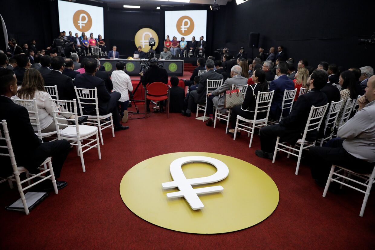 Президент Венесуэлы Николас Мадуро во вермя церемонии запуска продаж криптовалюты «Петро»