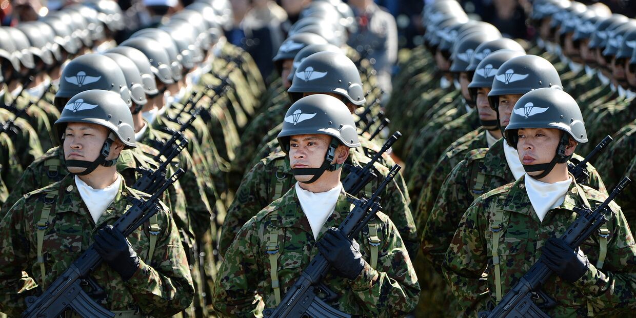 Японские солдаты во время военного обзора на полигоне Асака