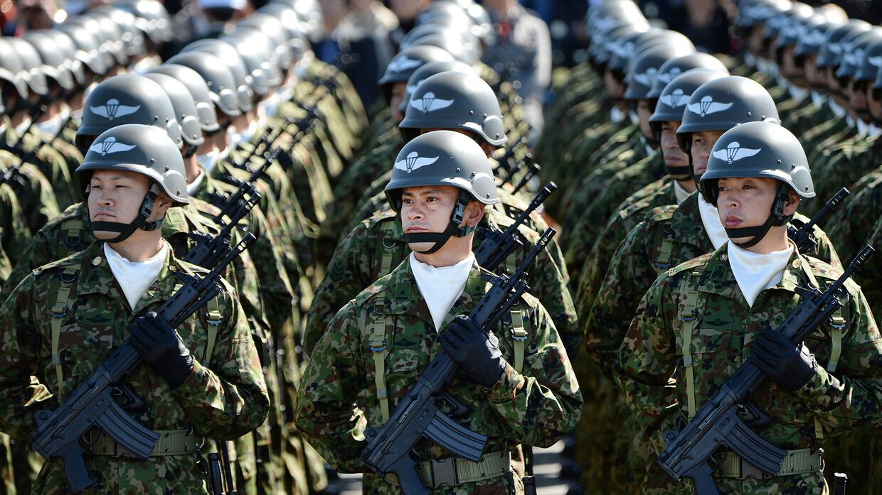 Японские солдаты во время военного обзора на полигоне Асака