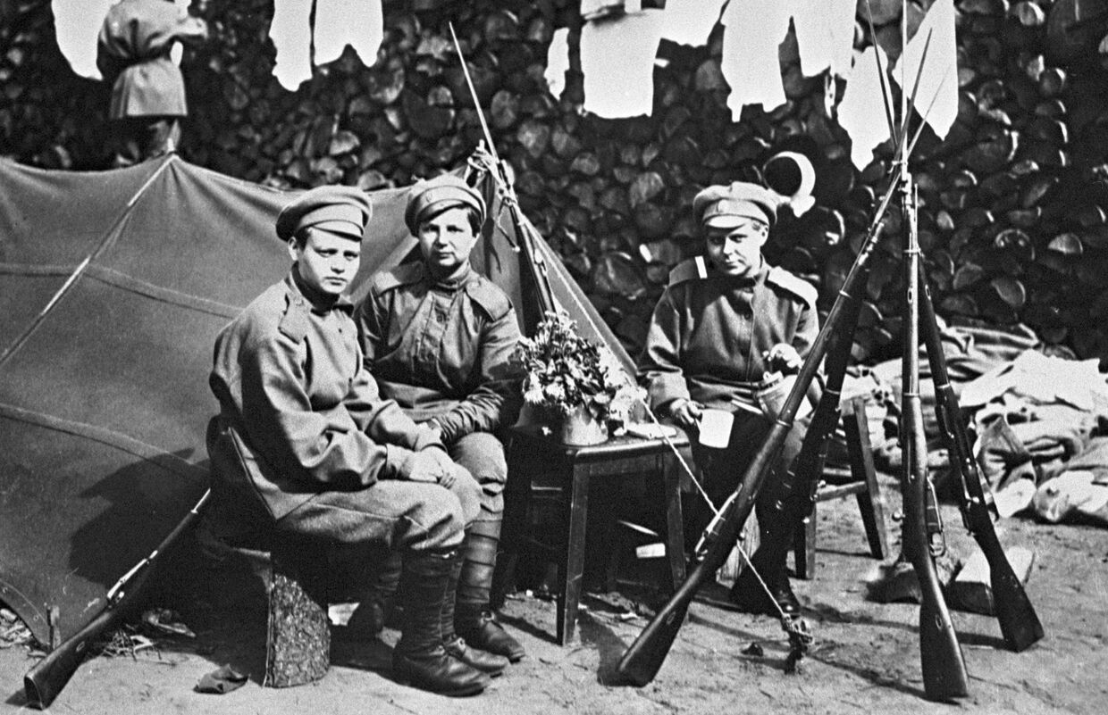 Бойцы женского ударного Батальона смерти сидят около палатки