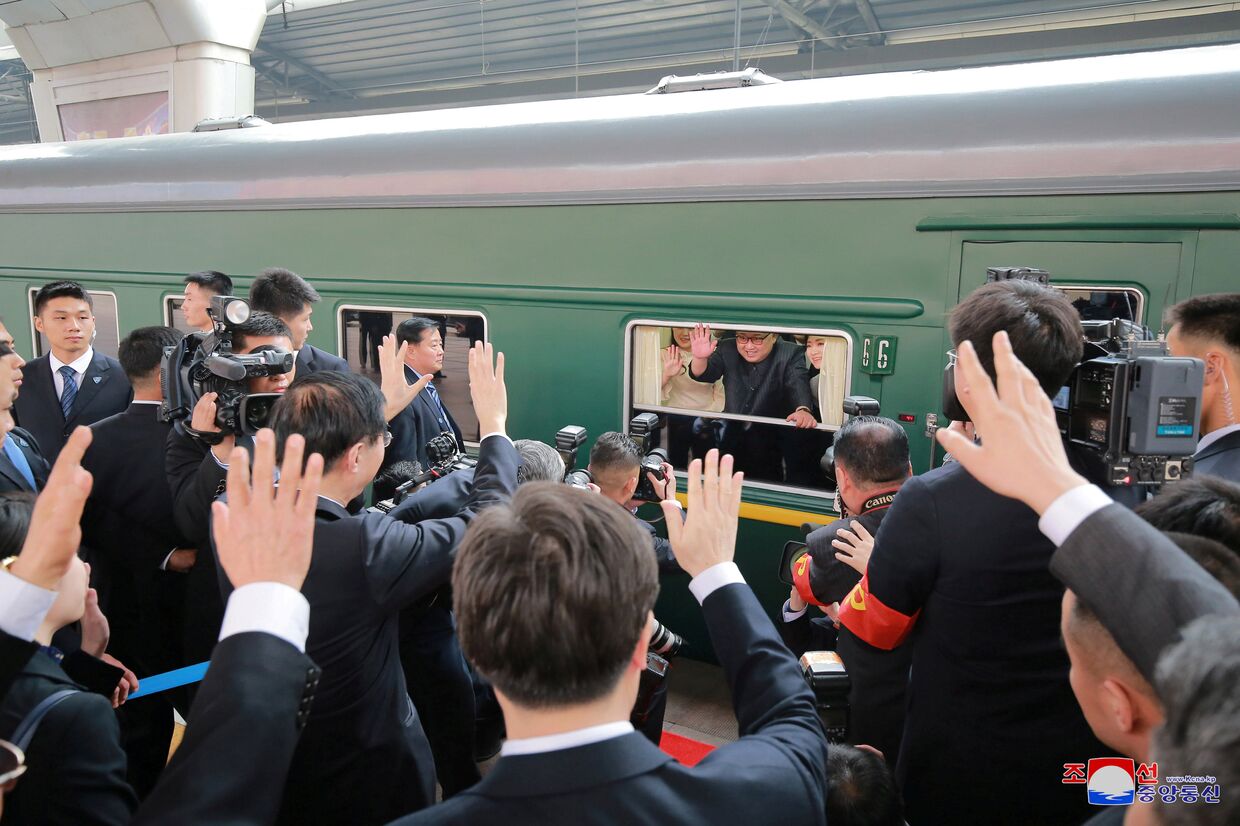 Северокорейский лидер Ким Чен Ын в поезде во время поездки в Пекин. 28 марта 2018