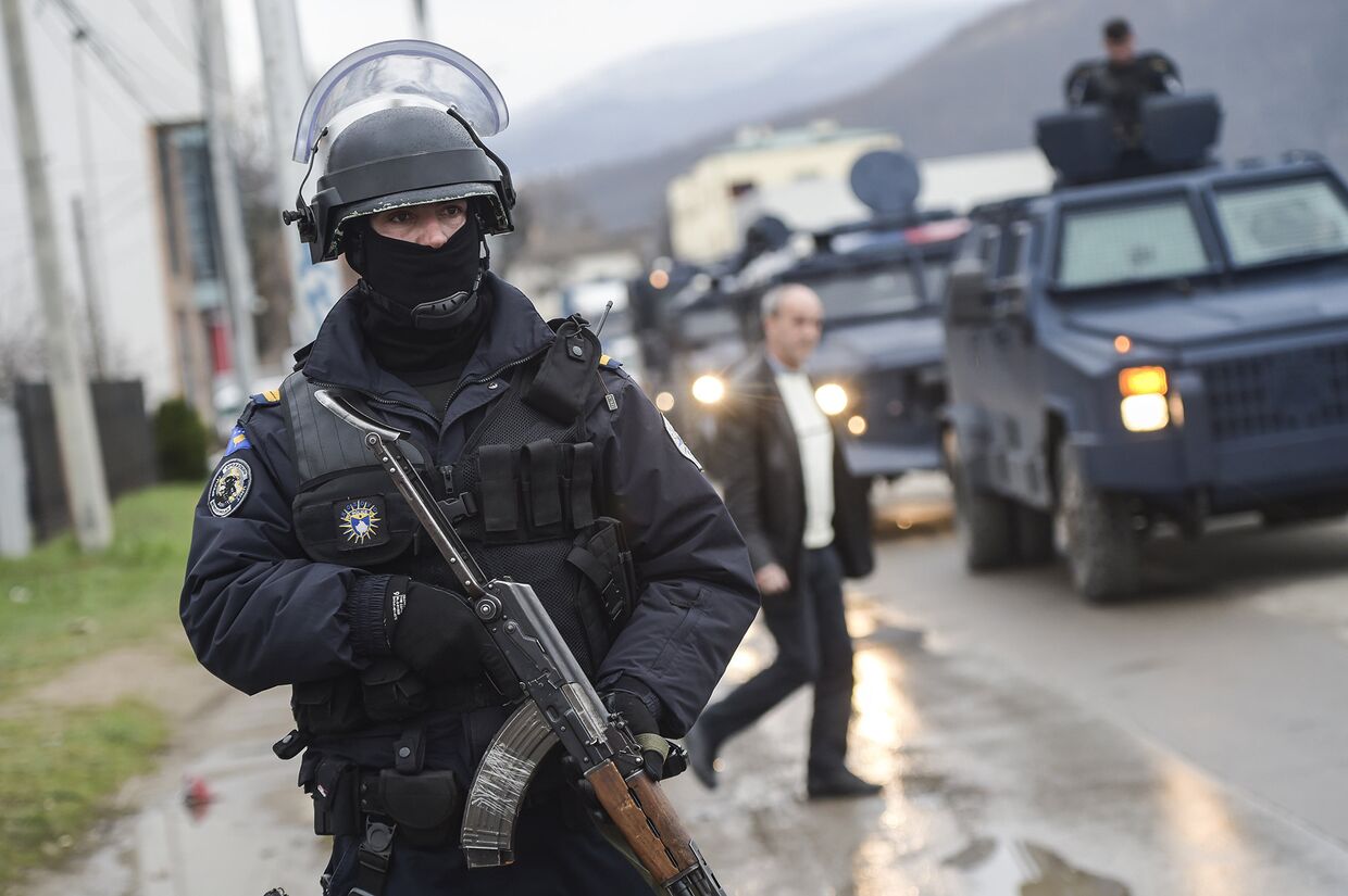Сотрудники специального подразделения Косовской полиции охраняют автоколонну