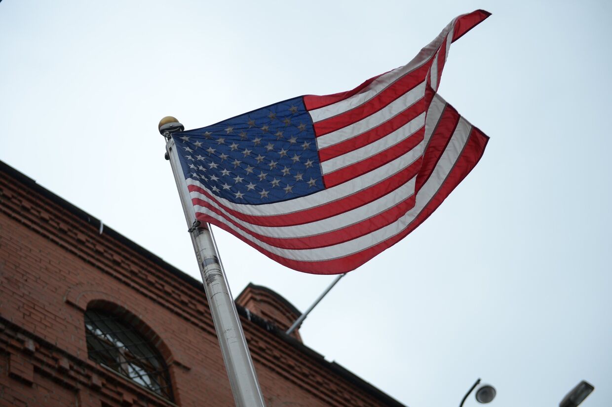 Флаг на фасаде здания генерального консульства США в Екатеринбурге