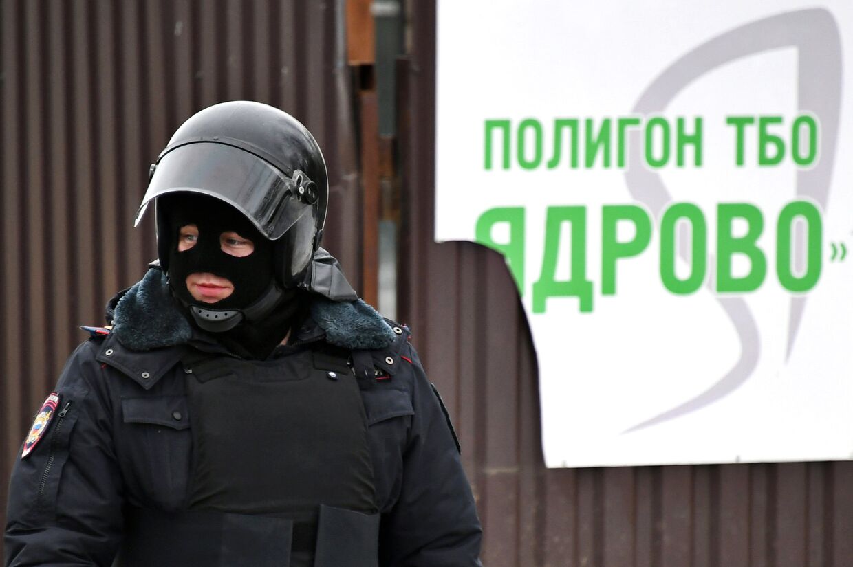 Сотрудник полиции у въезда на территорию полигона твердых бытовых отходов Ядрово в Московской области