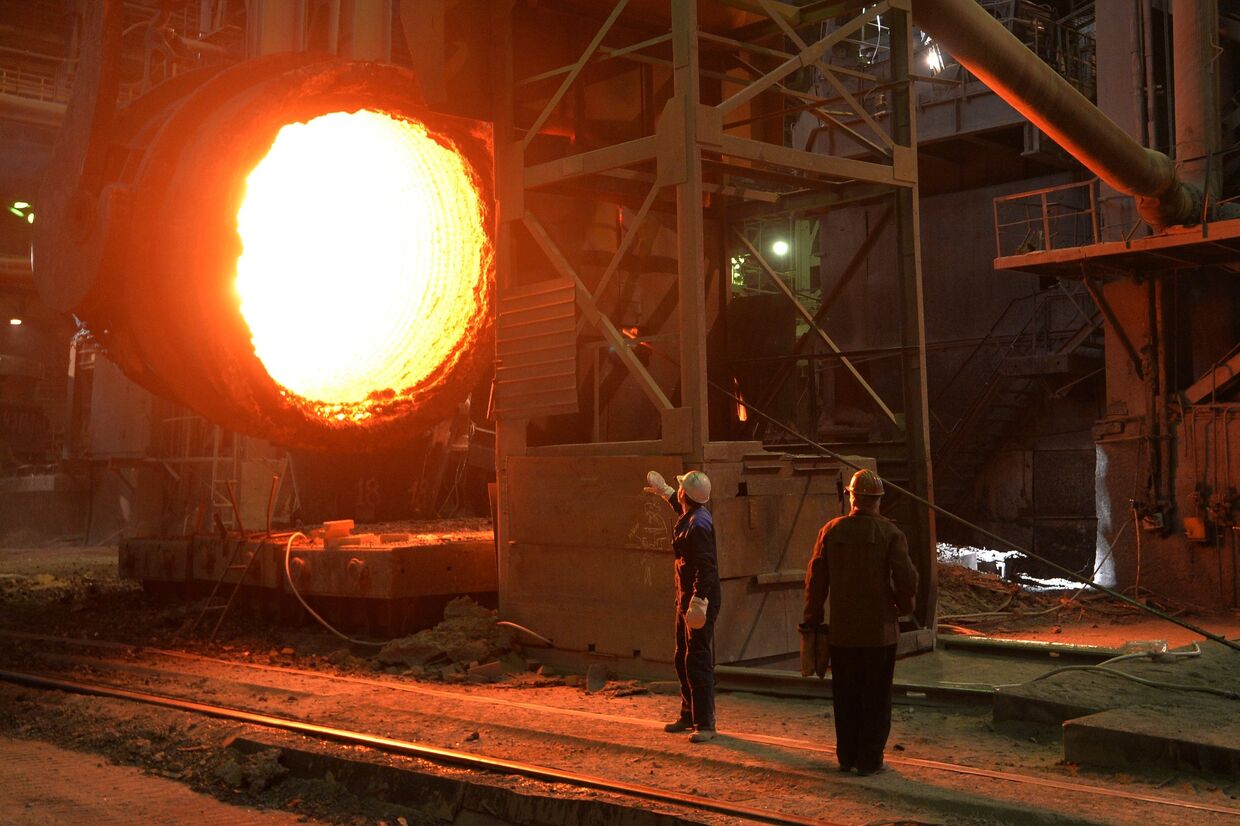 Рабочие в кислородно-конвертерном цехе Магнитогорского металлургического комбината