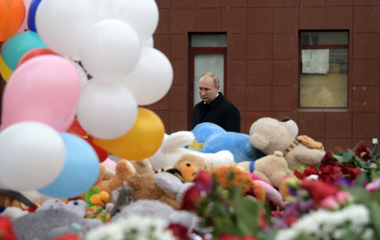 Президент РФ Владимир Путин возлагает цветы к стихийному мемориалу у торгового центра Зимняя вишня в Кемерово. 27 марта 2018