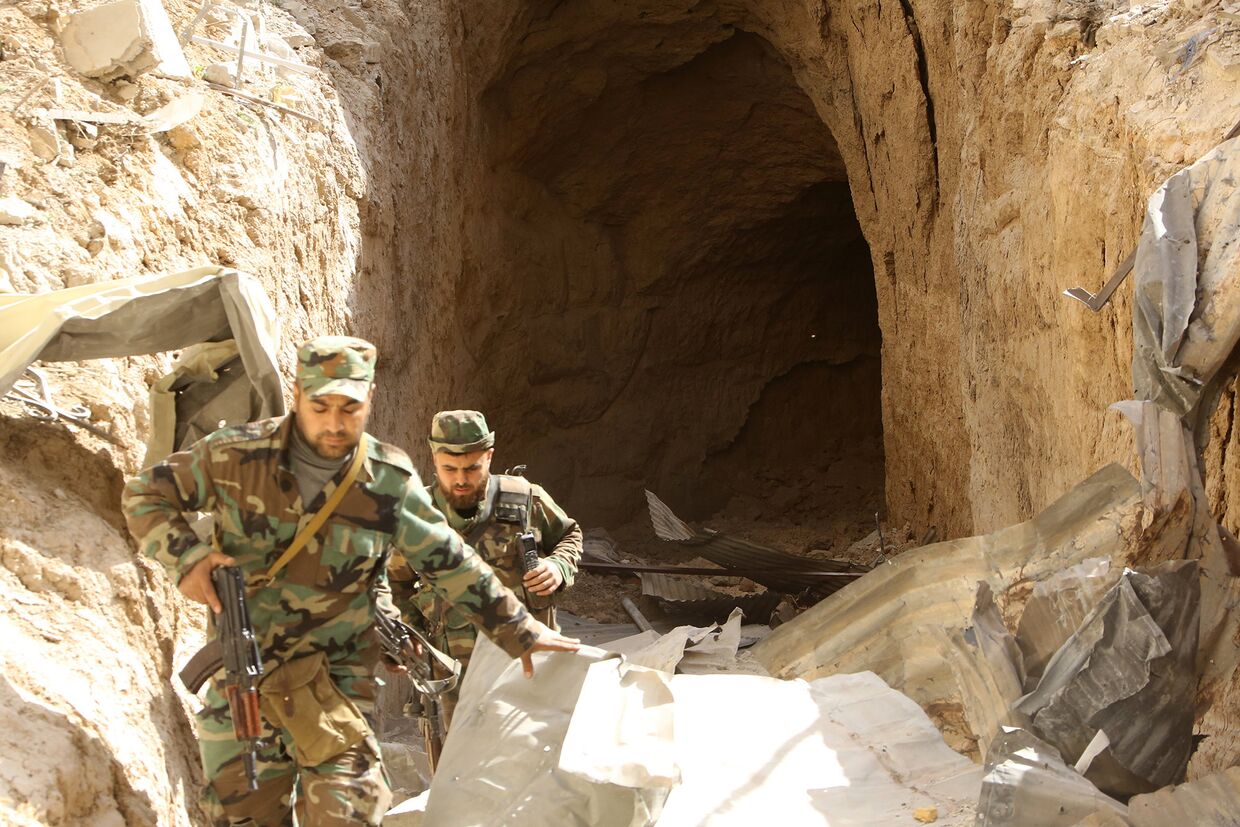 Сирийские солдаты обыскивают тоннель в городе Айн-Тарма в восточной Гуте
