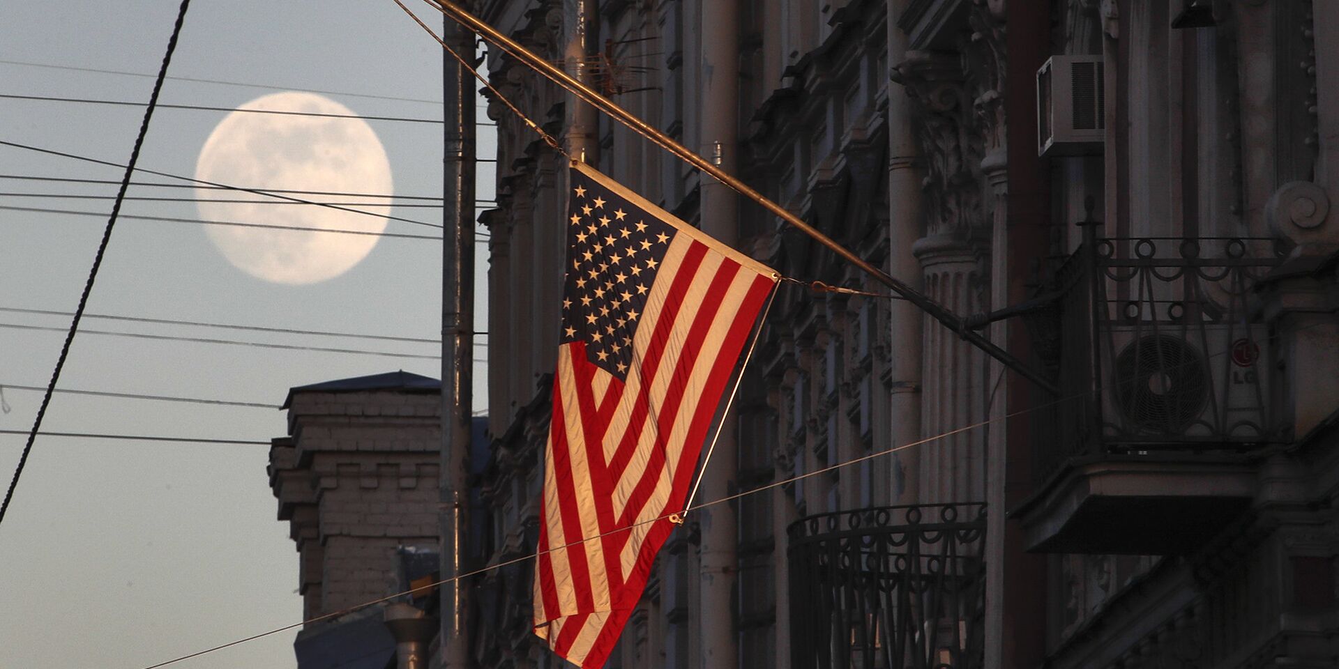 Флаг США на здании консульства США в Санкт-Петербурге - ИноСМИ, 1920, 04.07.2023