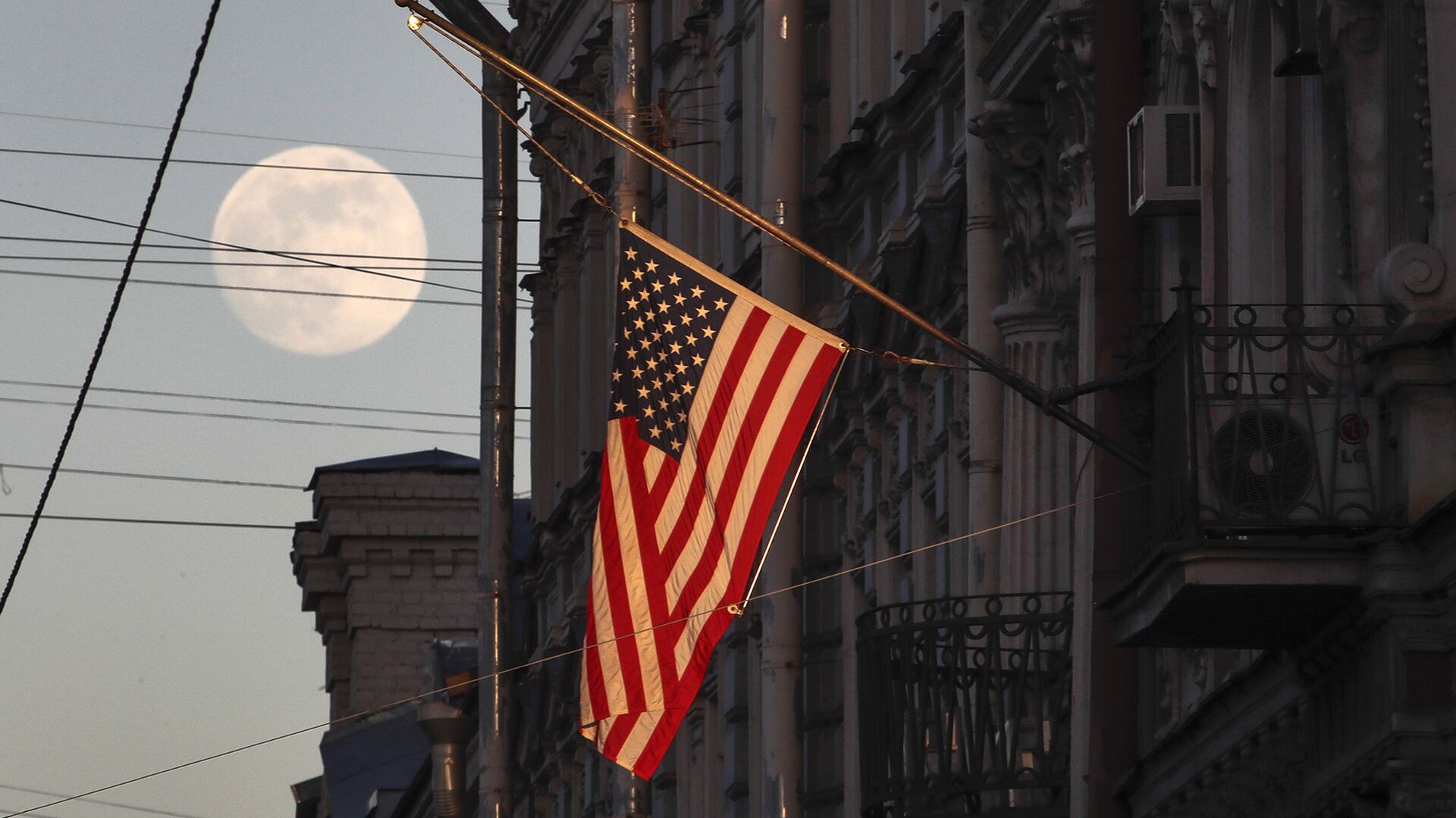 Флаг США на здании консульства США в Санкт-Петербурге - ИноСМИ, 1920, 04.07.2023