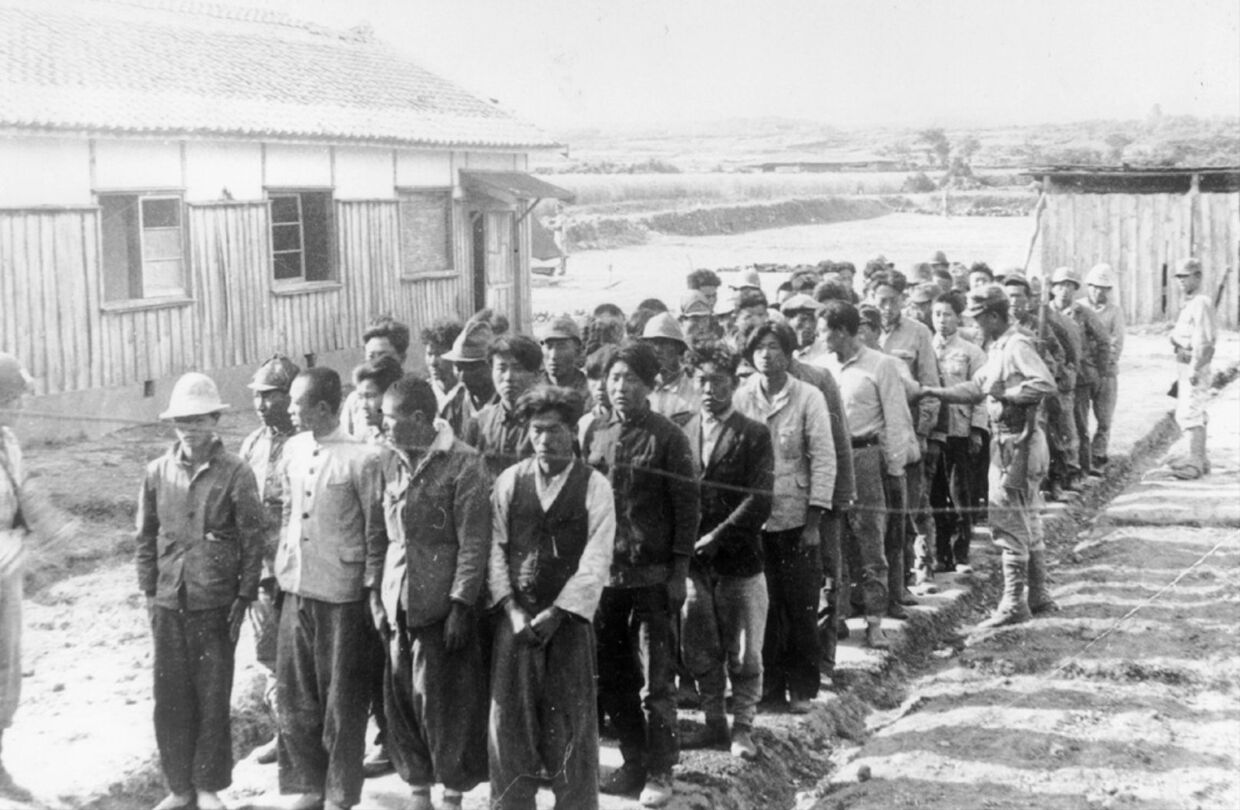 Заключенные, ожидающие допроса в Чеджудо (Ноябрь 1948 года)
